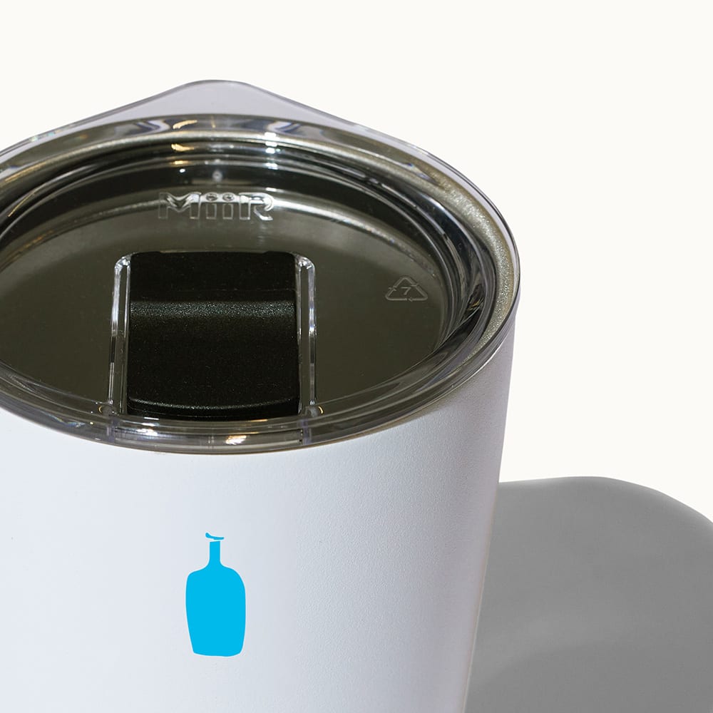 Detailed view of the clear lid and blue bottle logo.